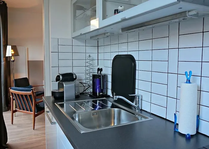 Daire Little - Constance *