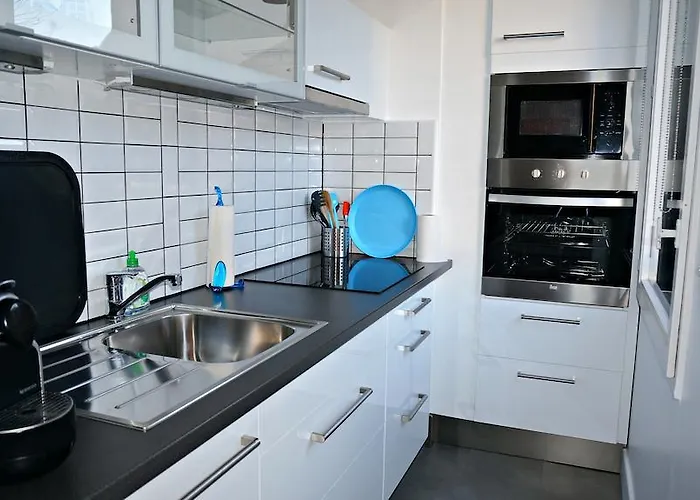 Daire Little - Constance *